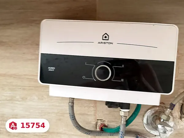 سخان اريستون فوري Aures مركب تحت حوض المطبخ أثناء زيارة صيانة
